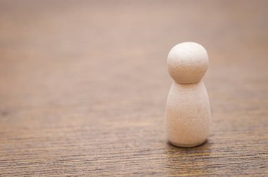 Yalnız bir ahşap figür yalnızlık içinde duruyor, eşsiz bir perspektifi ve kişisel bir yolculuğun başlangıcını simgeliyor..