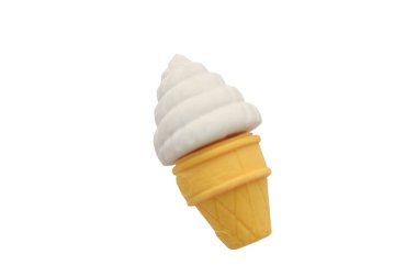 Vanilla Soft-Serve Konisi: Beyaz, kıvrımlı bir dondurmanın sarı bir waffle külahında dinlenirken temiz bir görüntüsü, fast-food favorisi.