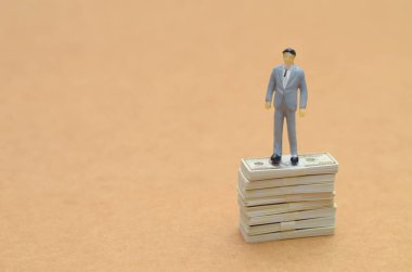 Kariyer Büyümesi ve Zenginliği: Şirket basamaklarının tepesine ulaşmayı temsil eden bir iş adamı..