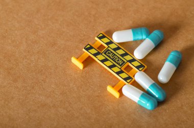 Tedbir ve Kapsüller: İlaç Kullanımı ve Güvenlikte İhtiyatın Vurgulanması