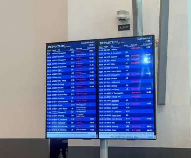 Kuching, Sarawak: 30 Kasım 2025 - Kuala Lumpur Uluslararası Havalimanı Terminali 2 'de (KLIA2) bulunan dijital kalkış tahtası, uçuş programını gösteriyor
