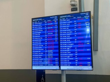 Kuching, Sarawak: 30 Kasım 2025 - KLIA2 Terminal 2 Bilgi Ekranı Uçuş Durumu