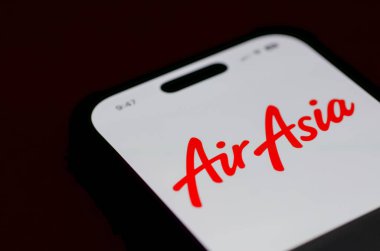 Klang, Malezya: 18 Aralık 2025 - AirAsia Mobil Uygulama Logosu Smartphone Screen Against Dark Pground