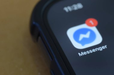 Klang, Malezya: 18 Aralık 2025 - Smartphone Screen Rozetli Facebook Haberci Uygulama Simgesine Yakın plan