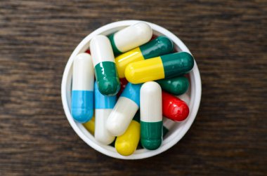 Plastik İlaç Bağımlılık veya Güvenlik Teması İçin Koyu Ahşap Masa Üzerine Uzantı