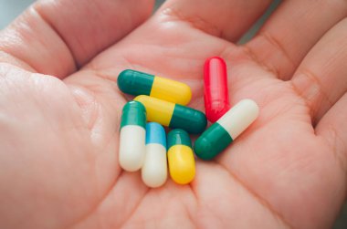 Çeşitli Reçete Hapları ve Çok Renkli Kapsüller: Bir Sağlık ve Tedavi Konsepti