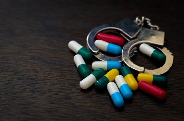 İlaç Kanunu ve Tıbbi Kapsüller, Yargıç Gavel ve Kelepçeler Konsepti