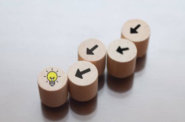 Yön okları parlak bir fikre yönlendiriyor, stratejiyi, takım çalışmasını ve çığır açan düşünceyi temsil ediyor..