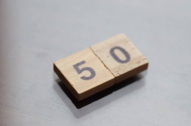 Tarafsız bir arkaplanda 50 numara, kilometre taşlarını, yıldönümlerini ve başarıları simgeliyor..