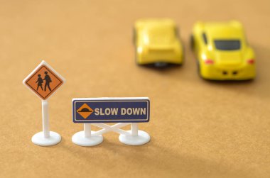 Trafik Güvenliği Konsepti Yavaş İşaret ve Yayaların Geçiş Alanı
