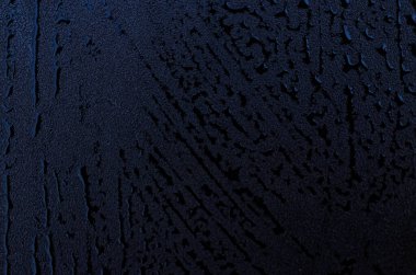 Su Damlacıklarının Yakın Çekimi ve Karanlık Yüzeyde Yoğunlaşma Doku ve Yüzey Gerginliğini Vurguluyor