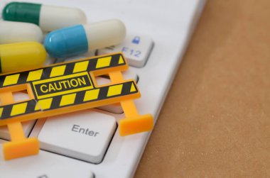 Sahte Tıbbi İlaçlar ve Yan Etkilere Karşı Sağlık Güvenliği Konsepti Uyarısı