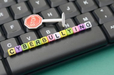 Renkli boncuklarla siber zorbalığı bırak ve klavyede imzala