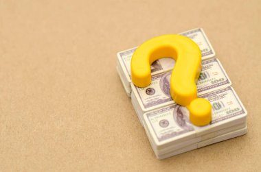 Mali Belirsizliği temsil eden 100 Dolarlık Faturalar Üzerinde Sarı Soru İşareti