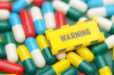 Sarı Uyarı İşareti Sağlama Riskleri Etrafına Dağılmış Renkli Kapsüller