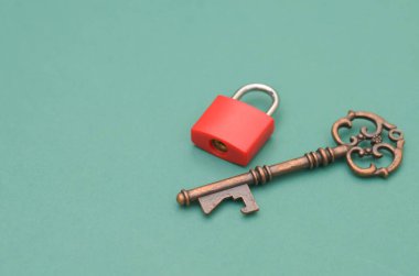 Klasik İskelet Anahtar ve Küçük Kırmızı Asma Kilit