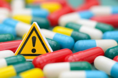 Dikkat İşareti ve Tıbbi Kapsüllerle Sağlık Güvenliği Uyarı Konsepti