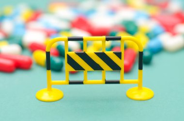 Bariyer İşareti Tehlikeli ve Kontrolsüz Haplara Erişim Engelleme