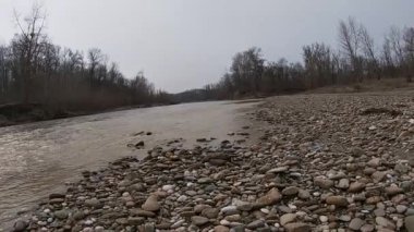 Prsheha Nehri 'nin sol kıyısında.