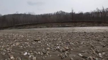 Prsheha Nehri 'nin sol kıyısında.
