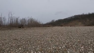Prsheha Nehri 'nin sol kıyısında.
