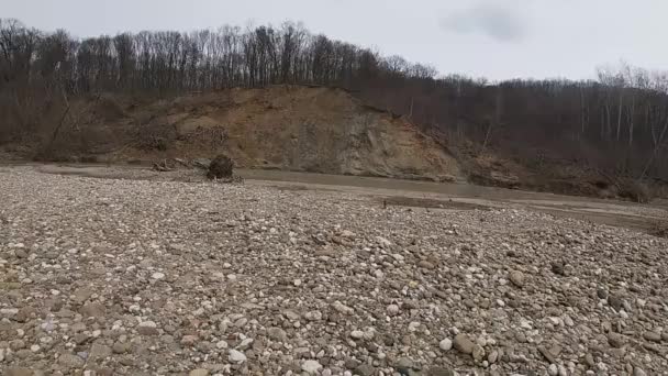 Natuur op de linkeroever van de rivier de Psheha — Stockvideo