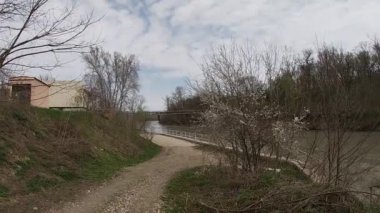 Baharın sonlarında Kuban 'da, nisan ayında çiçek açan bahçeler.