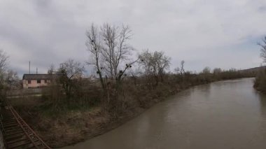 Nisan-ay döneminde Krasnodar bölgesindeki Prsheha Nehri.