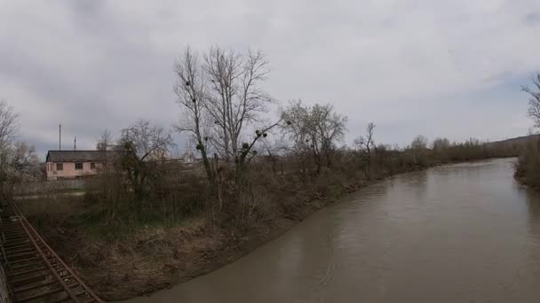 Floden Prsheha i Krasnodar i april månad. — Stockvideo