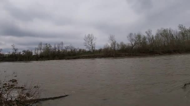 La région de la rivière Prsheha Krasnodar en avril-mois. — Video