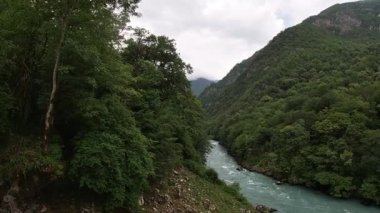 Haziranda Abhazya Cumhuriyeti 'nde fırtına nehri Bzyp