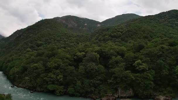 Viharos folyó Bzyp az Abházia Köztársaságban júniusban — Stock videók