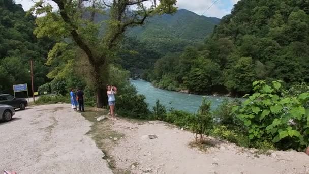 Stürmischer Fluss Bzyp in der Republik Abchasien im Juni-Monat — Stockvideo