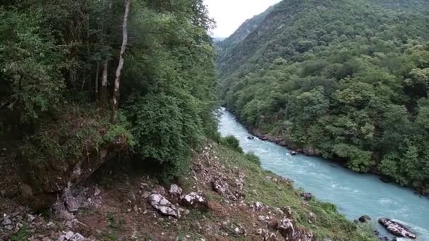 Stürmischer Fluss Bzyp in der Republik Abchasien im Juni-Monat — Stockvideo