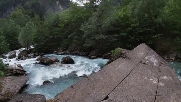 Burzliwa rzeka Bzyp w Republice Abchazji w czerwcu-miesiącu — Wideo stockowe