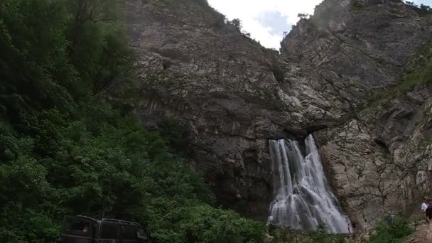 Водопад Гег высотой 55 м в Республике Абхазия в июне — стоковое видео