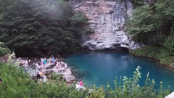 Blue Lake in de Republiek Abchazië in juni-maand — Stockvideo