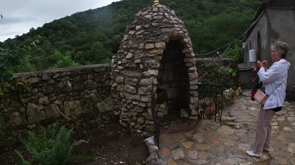 Lugar de enterramiento de Vasilisco en la República de Abjasia — Vídeo de stock