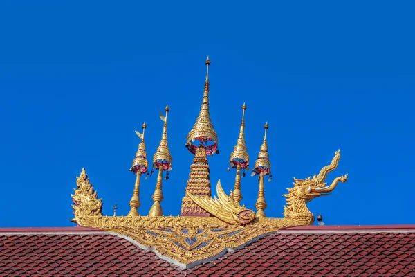 Thailand gold color sculpture on the temple roof — Stock Photo, Image