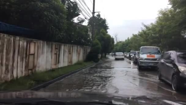 Drivande översvämningar road i bangkok, thailand — Stockvideo