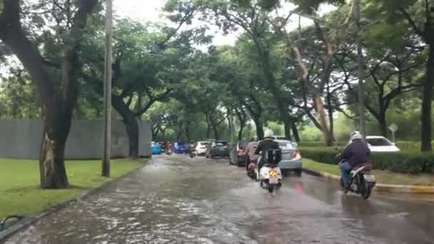 BANGKOK , THAILAND - SEPTEMBER 20, 2016 : Bangkok, Thailand 2016, Heavy flooding from monsoon rain in north Thailand arriving in Bangkok on September 20, 2016 in Bangkok, Thailand. — Stock Video