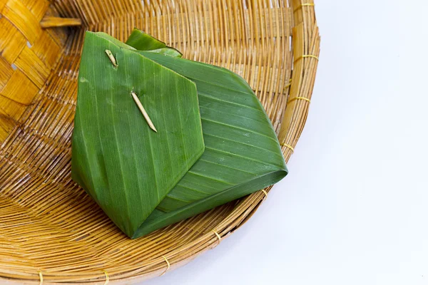 Banana lämna förpackningar i bambu korg — Stockfoto