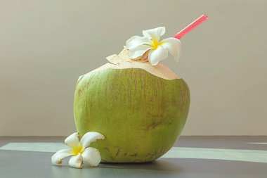 Hindistan cevizi suyu içecek