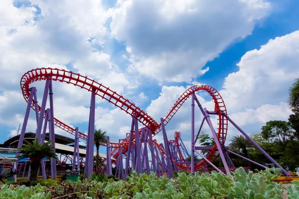 Roller coaster z niebieskim niebem — Zdjęcie stockowe