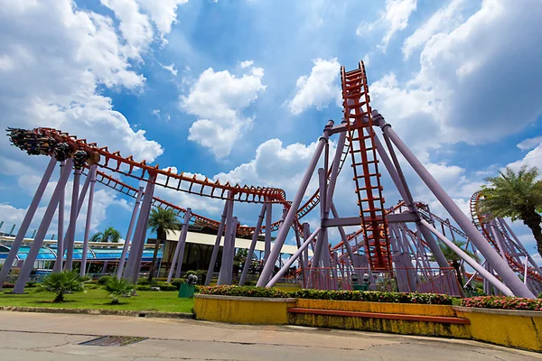 Roller coaster z niebieskim niebem — Zdjęcie stockowe