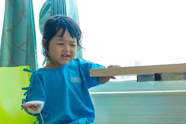 Ασθένεια Ασίας παιδιά που κάθονται σε μια καρέκλα στο νοσοκομείο, αλατούχα intravenou — Φωτογραφία Αρχείου