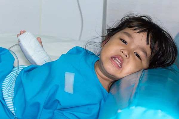 Ασθένεια Ασίας παιδιά κλάμα, κοιμάται σχετικά με μια sickbed στο νοσοκομείο, Σαλί — Φωτογραφία Αρχείου