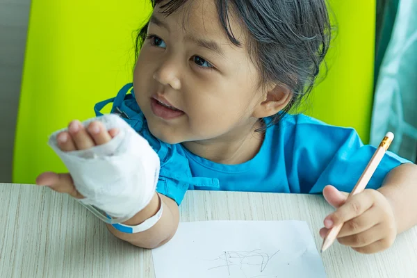 Illness asian kids writing paper on desk in hospital, saline int — Stock Photo, Image