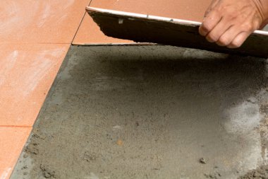 Adam inşaat işçisi evde, karo zemin yapışkanlı r fayans