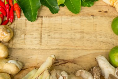 Tay gıda maddeleri olduğunu kireç, mantar, biber ve sebze ahşap arka plan üzerinde
